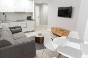A kitchen or kitchenette at APARTAMENTOS CUME DO PINDO
