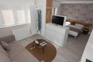 A television and/or entertainment centre at APARTAMENTOS CUME DO PINDO