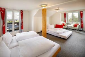 Hirschen Guesthouse - Village Hotel客房内的一张或多张床位