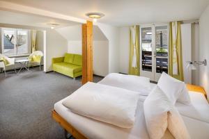 Postel nebo postele na pokoji v ubytování Hirschen Guesthouse - Village Hotel