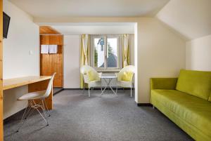 Hirschen Guesthouse - Village Hotel的休息区