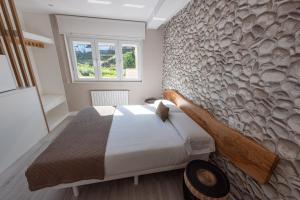 A bed or beds in a room at APARTAMENTOS CUME DO PINDO