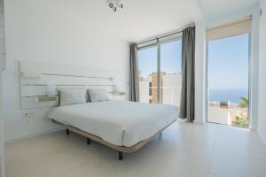 Postel nebo postele na pokoji v ubytování Vill'A&R Tenerife + 23 fotografií