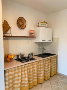Una cocina o zona de cocina en La dimora del Murales - Holiday home
