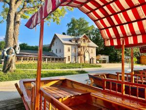 een boot onder een paraplu voor een huis bij Hotel Starkl - Heritage & Unique in Bled