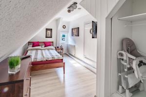 um quarto com uma cama com almofadas vermelhas em Apartment & Junior-Suite Schloßstraße am Park em Burgdorf