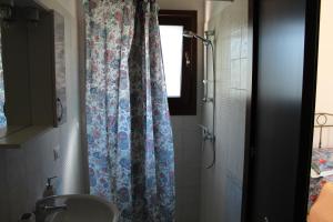 A bathroom at Masseria Cricelli