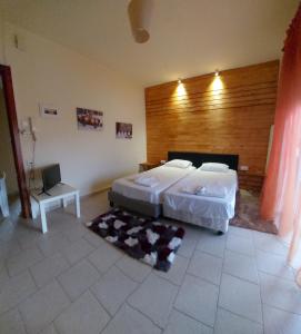 um quarto com uma cama e uma parede de madeira em Nefeli Apartments Ορεστιάδα em Orestiada