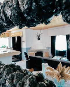 Milea Mansion في ليماسول: غرفة معيشة مع أريكة ومدفأة