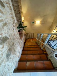 una escalera en un edificio con una pared de piedra en APARTAMENTOS RURALES POSADA DE LLERENA en Llerena
