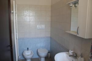 A bathroom at Masseria Cricelli
