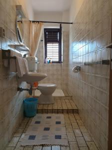 un bagno con un water e un lavandino di Assato Retro Apartment a Vodice