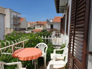 un patio con tavolo e sedie su un balcone di Assato Retro Apartment a Vodice Altre 9 foto