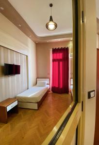 Una cama o camas en una habitación de Nour Hostel