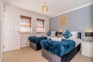 A bed or beds in a room at MK City Center House, perfect for FAMILIES, GROUPS, free parking, Sky TV, Desk space managed by CHIQUE PROPERTIES LTD