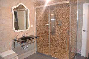 Kúpeľňa v ubytovaní Apartamentos NayDa Gran casa con piscina