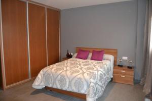 Posteľ alebo postele v izbe v ubytovaní Apartamentos NayDa Gran casa con piscina