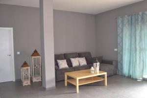 Posedenie v ubytovaní Apartamentos NayDa Gran casa con piscina