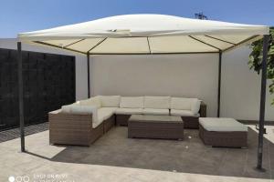 Posedenie v ubytovaní Apartamentos NayDa Gran casa con piscina