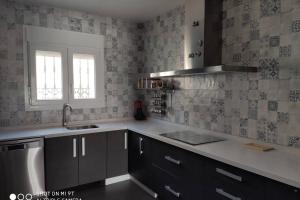 Kuchyňa alebo kuchynka v ubytovaní Apartamentos NayDa Gran casa con piscina