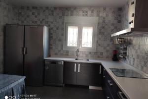 Kuchyňa alebo kuchynka v ubytovaní Apartamentos NayDa Gran casa con piscina