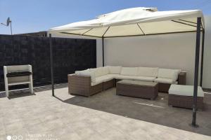 Posedenie v ubytovaní Apartamentos NayDa Gran casa con piscina