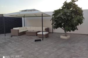 Posedenie v ubytovaní Apartamentos NayDa Gran casa con piscina