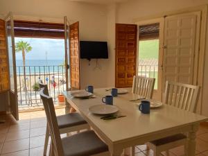 a dining room with a table and a view of the ocean at Apartamento In Front Of The Beach Primera Linea De Playa in Villajoyosa