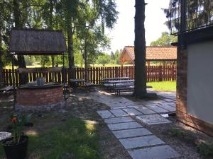 Zahrada ubytování Gościniec Twoje Mazury nad jeziorem Śniardwy tuż obok plaży