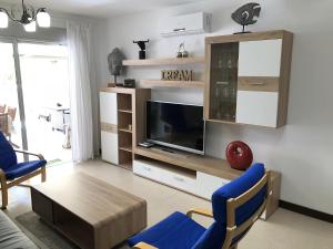 Televízia a/alebo spoločenská miestnosť v ubytovaní Al paraiso del sur