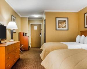 Clarion Hotel & Suites Riverfront Oswego