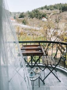 una mesa y sillas en un balcón con vistas en Milea Mansion, en Limassol