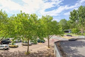 uma vista para um parque de estacionamento com árvores e carros em L'Elysée - Easy check-in - Arrivée autonome - Place parking privative - T2 suréquipé - Wifi - Netflix em Courcouronnes