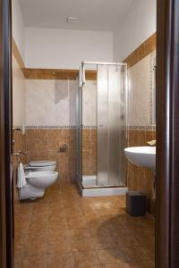 ein Badezimmer mit 2 WCs, einer Dusche und einem Waschbecken in der Unterkunft Green Park in Corbara