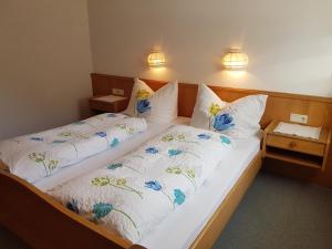 Postel nebo postele na pokoji v ubytování Alp-Aren - Silvretta Card Premium Betrieb