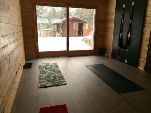 um quarto vazio com uma grande janela e um tapete de ioga em Chalet des Bruyeres em Lans-en-Vercors