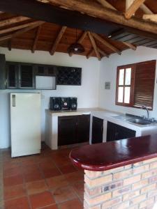 uma cozinha com um frigorífico branco e um balcão em Finca Casa Loma Barichara em Barichara