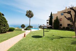 Photo de la galerie de l'établissement Piso Benalmádena Pueblo con vista, piscina y tranquilidad, à Benalmádena