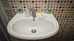 um lavatório branco numa casa de banho com um sabonete em Visitponza - La casa di Eolo em Ponza