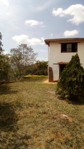 uma casa com um arbusto à frente em Finca Casa Loma Barichara em Barichara