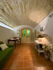 a living room with a stone ceiling at Casa Cossu in Sorso