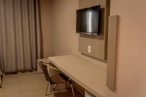 TV a/nebo společenská místnost v ubytování Fenix Hotel Araxá