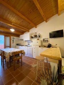 a kitchen and dining room with a table and chairs at Casa Cossu in Sorso
