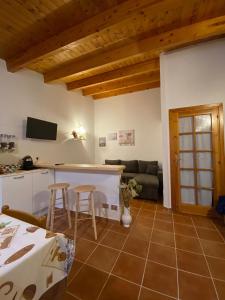 eine Küche und ein Wohnzimmer mit einem Tisch und Stühlen in der Unterkunft Casa Cossu in Sorso