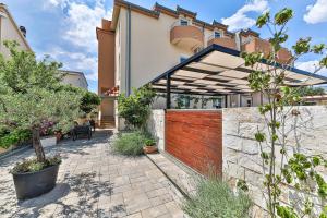 Zahrada ubytování Apartmani Ana