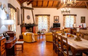 a living room with a table and a dining room at Casa da Tia Clementina in Santana