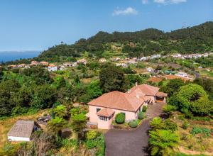 een luchtzicht op een huis op een heuvel bij Casa da Tia Clementina in Santana