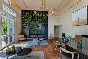 un salon avec un mur de plantes dans l'établissement Bachar House, à Tel Aviv