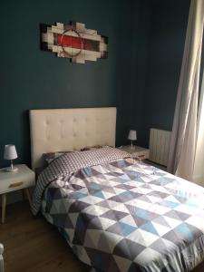una camera da letto con un letto con un pallone da basket sul muro di Le Central Vittel 206 a Vittel
