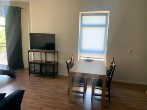 Televízia a/alebo spoločenská miestnosť v ubytovaní Apartament Batory